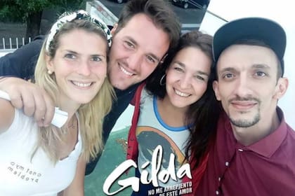 De izquierda a derecha, Fabricio es el segundo que posa en la foto junto al equipo de la película sobre la vida de Gilda