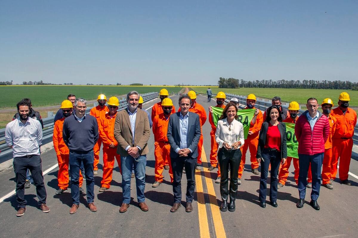 De izquierda a derecha, Facundo Ballesteros Maggi, Carlos Puglelli, Francisco “Paco” Durañona, Gabriel Katopodis, Victoria Tolosa Paz, Agustina Propato y Gustavo Arrieta, en la pseudoinauguración de un tramo de la ruta nacional 8 entre San Antonio de Areco y Capitán Sarmiento