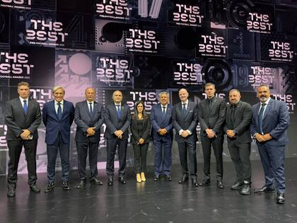 De izquierda a derecha: Federico Beligoy (director nacional de arbitraje), Donato VIllani (médico de la AFA), Fernando Isla Casares (asesor de protocolo y ceremonial de AFA), Luciano Nakis (prosecretario general de la AFA), María Sylvia Jiménez, Claudio "Chiqui" Tapia, Gianni Infantino, Javier Méndez Cartier (presidente de Excursionistas), Cristian Malaspina (presidente de Argentinos Juniors) y Pablo Vázquez (asesor de seguridad de AFA)