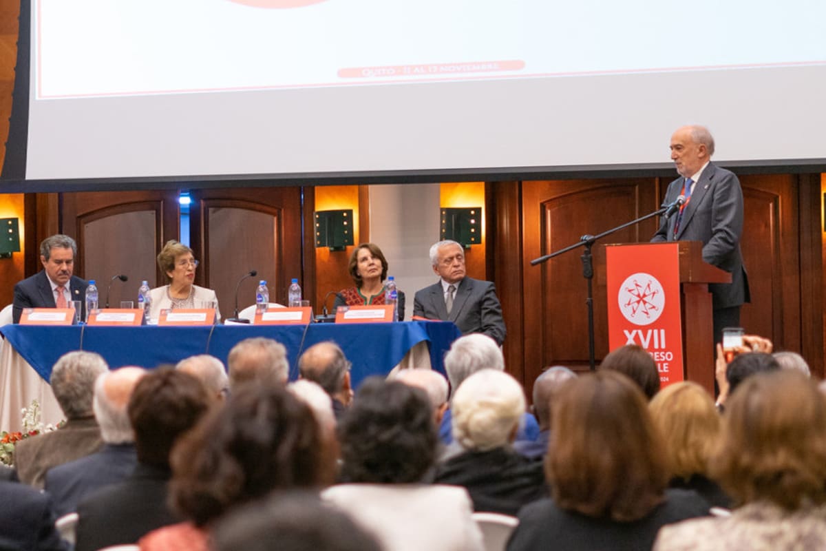 De izquierda a derecha, Francisco Javier Pérez, secretario de la Asale; Susana Cordero de Espinosa, presidenta de la Academia Ecuatoriana de la Lengua (AEL); Rosalía Arteaga, expresidenta de Ecuador; Francisco Proaño, secretario de la AEL, y Santiago Muñoz Machado, director de la Real Academia Española