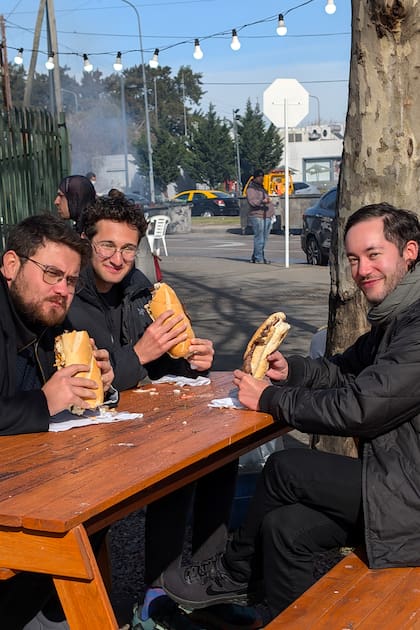 De izquierda a derecha: Furkan Edip Pehlivanli (Turquía), Zachary Rapaport (EE.UU.) y Brian Kohan (Argentina) recorren la zona sur de la ciudad
