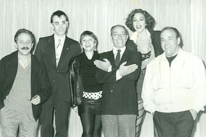 De izquierda a derecha: Hugo Sofovich, Jean-Francois Casanovas, Divina Gloria, Alberto Olmedo, Beatriz Salomón y Javier Portales, en una imagen de 1986