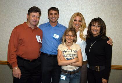 De izquierda a derecha: Jamie Spears, Bryan Spears, Jamie-Lynn Spears, Britney Spears y Lynne Spears en una foto de 2003