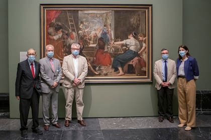 De izquierda a derecha: Javier Solana, director del Patronato del Museo Nacional del Prado; Tomás Fernández, director financiero de American Express Europa; Miguel Falomir, director del Museo Nacional del Prado; Andrés Úbeda, subdirector del Museo Nacional del Prado; y Christina Simmons, directora ejecutiva de American Friends of the Prado Museum