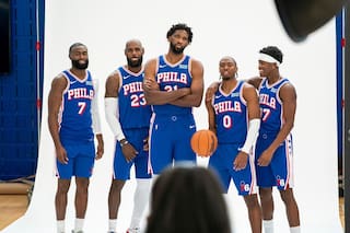 76ers intentan mantener la calma ante la atención extra de LeBron James al inicio de temporada