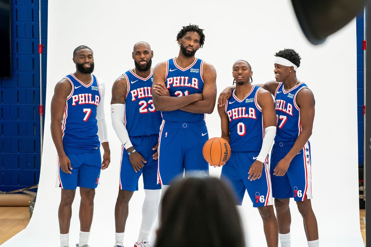 De izquierda a derecha, Jaylen Brown, LeBron James, Joel Embiid, Tyrese Maxey y VJ Edgecombe, de los