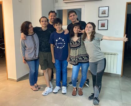 De izquierda a derecha: Jimena, Pancho, Matías, Tincho, Lucas, Luciana y Sofía. La foto fue tomada cuando el adolescente llegó a Neuquén.