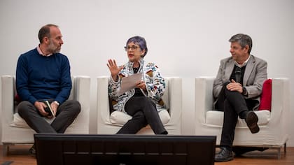 De izquierda a derecha: Jonatan Konfino (Ministerio de Salud bonaerense), Alejandra Sánchez Cabezas (Asociación Civil Surcos) y Gabriel Battistella (Ministerio de Salud porteño)