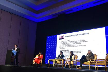 De izquierda a derecha: José del Rio, Director de Contenidos y Secretario General de Redacción de LA NACION;
Déborah Friedmann, coordinadora de redacción de El País; Martín Aguirre, director de redacción de El País; Carolina Álvarez, editora de Internacionales de El Mercurio; Ascanio Seleme, columnista de O Globo