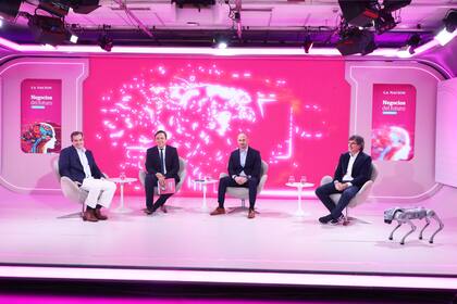 De izquierda a derecha: Juan Pablo Cosentino, miembro del consejo de dirección de la Facultad de Ingeniería de la Universidad Austral; José Del Rio, secretario general de Redacción; Nicolás Iribarne, director de Burger King para Argentina y Chile; y Pablo Tamburo, CEO de Argensum Foods