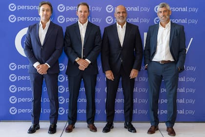 De izquierda a derecha: Juan Parma, CEO de Banco Macro; Jorge Brito, presidente de Banco Macro; Roberto Nobile, CEO de Personal; y Martín Heine, CEO de Personal Pay.
