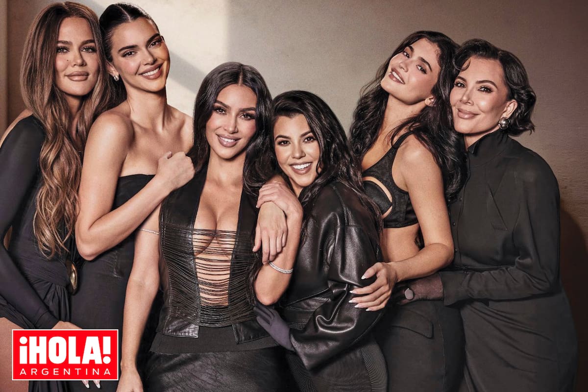 De izquierda a derecha, Khloé Kardashian,
Kendall Jenner, Kim Kardashian,
Kourtney Kardashian y
Kylie Jenner posan junto
a su madre, Kris Jenner