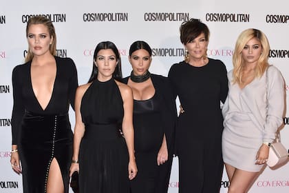 De izquierda a derecha, Khloe Kardashian, Kourtney Kardashian, Kim Kardashian, Kris Jenner y Kylie Jenner, suman otra victoria al ganar el juicio contra Blac Chyna (Foto por Jordan Strauss/Invision/AP, archivo)