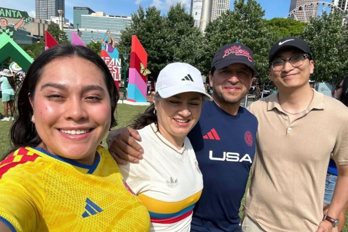 De izquierda a derecha: la colombiana Sofía Pineda; su madre Nora Cardona Bravo; su padre Leonardo Pineda Hernández; y su novio, Nicholas Kim