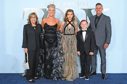 De izquierda a derecha: la madre de la cantante, Judith Moore, Pink –con un impactante diseño negro de alta costura por Jean-Louis Sabaji–, su hija Willow Sage Hart –con un vestido de Reem Acra Couture–, su hijo menor Jameson Moon y su marido Carey Hart