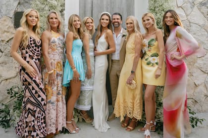 De
izquierda a derecha, la pareja rodeada por Tiffany, Bebe McCranels, Kai Trump,
Kristina, Inger Anderson (la madre de Bettina), Ivanka y Rachell Vallori