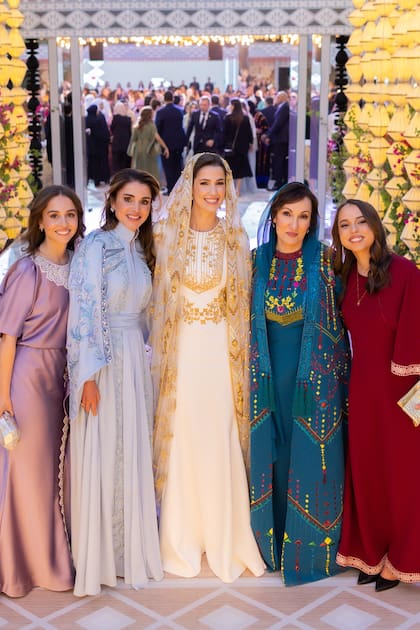 De izquierda a derecha: la princesa Iman; su madre, Rania de Jordania; la novia, Rajwa Al Saif; su madre, Azza, y la princesa Salma, hija menor de los reyes jordanos.