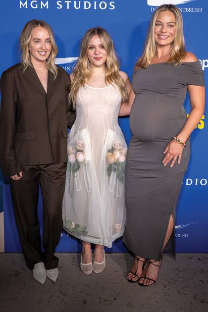 De izquierda a derecha, la productora Megan Park y la actriz Maisy Stella con la actriz de Barbie, en la proyección de My Old Ass en los Amazon MGM Studios, en Beverly Hills.