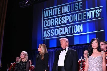 De izquierda a derecha: la secretaria de Prensa de la Casa Blanca, Karoline Leavitt; la primera dama de Estados Unidos, Melania Trump; el presidente de Estados Unidos, Donald Trump;y la corresponsal de la Casa Blanca de CBS News, Weijia Jiang