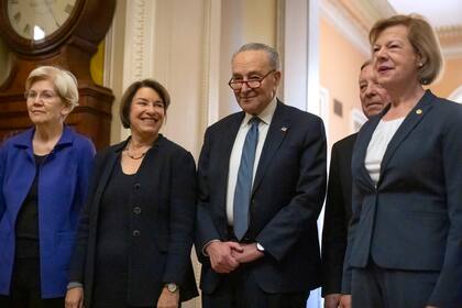 De izquierda a derecha, la senadora Elizabeth Warren, la senadora Amy Klobuchar, el líder de la mayoría del Senado, Chuck Schumer, el senador Dick Durbin, y la senadora Tammy Baldwin, se reínen tras la elección de los líderes demócratas del Senado para la próxima sesión del Congreso, en el Capitolio, el martes 3 de diciembre de 2024, en Washington. (AP Foto/Mark Schiefelbein)