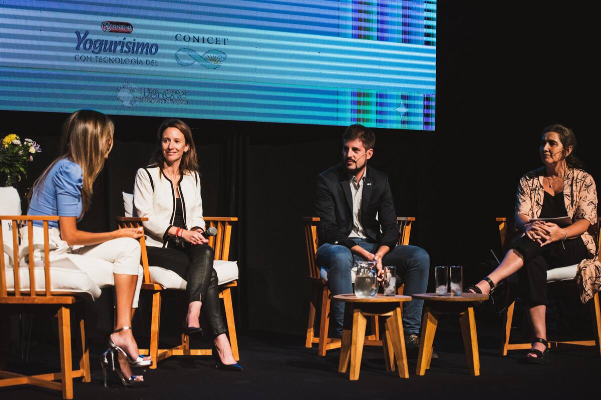 De izquierda a derecha: Laura Rapino, Directora Senior de Marketing de Danone; Sergio Romano, Gerente de Vinculación Tecnológica del CONICET y María Pía Taranto, Investigadora Principal del CONICET.