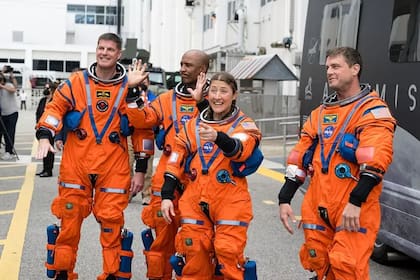 De izquierda a derecha, los astronautas Jeremy Hansen, Victor J. Glover, Christina Koch y Reid Wiseman