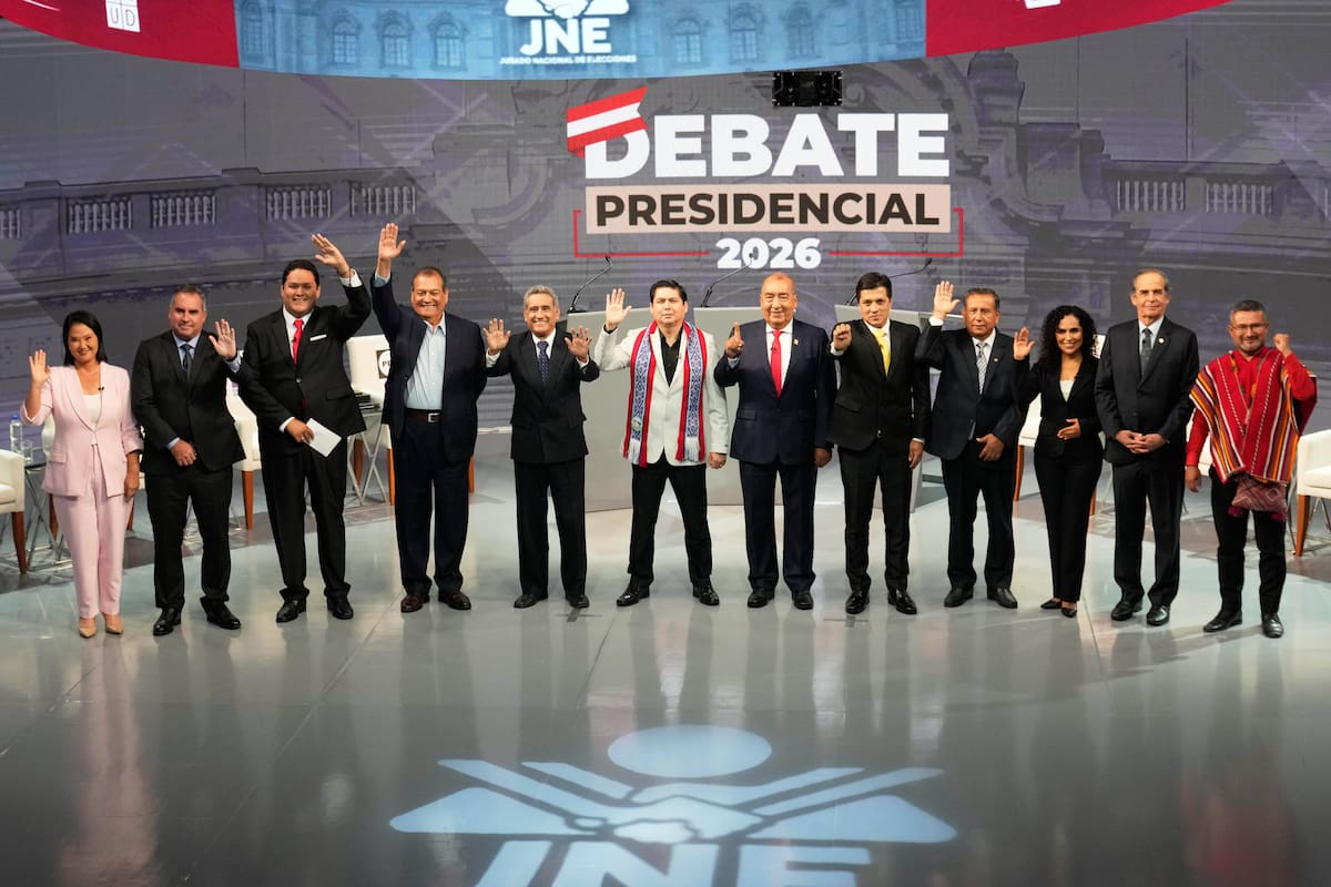 De izquierda a derecha, los candidatos presidenciales Keiko Fujimori, Rafael Belaunde, Enrique Valderrama, Jorge Nieto, Mesías Guevara, Herbert Caller, Mario Vizcarra, Paul Jaimes, Antonio Ortiz, Rosario Fernández, Roberto Chiabra y Ronald Atencio saludan a los periodistas al llegar a un debate presidencial antes de las elecciones de Perú