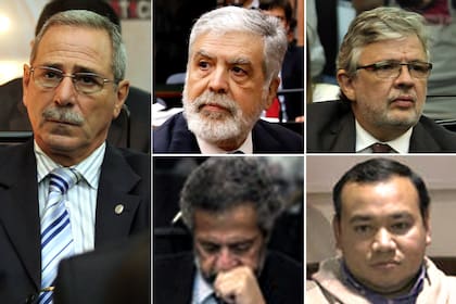 De izquierda a derecha, los condenados por la Tragedia de Once con mayor responsabilidad: el ex secretario de Transporte Ricardo Jaime, el ex ministro de Planificación y Obras Públicas Julio de Vido, el sucesor de Jaime en el cargo Juan Pablo Schiavi, el maquinista Marcos Córdoba y el directivo de TBA Claudio Cirigliano