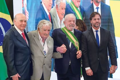 De izquierda a derecha: los es mandatarios de Uruguay Julio María Sanguinetti y José Mujica, el presidente de Brasil Luiz Inácio Lula da Silva y el presidente de Uruguay Luis Lacalle Pou.