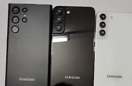 De izquierda a derecha, los Galaxy S22 Ultra, S22 Plus y S22, según una filtración publicada por la cuenta de Twitter OnLeaks