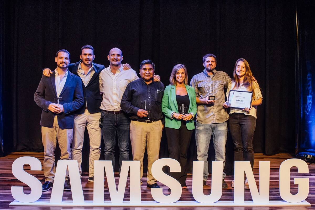 De izquierda a derecha, los ganadores del Samsung Innova: Alberto Ramos, Rubén Salim, Pablo Noriega, René Calpanchay, Georgina Sposetti, Agustín Saez y Milagros Graziani