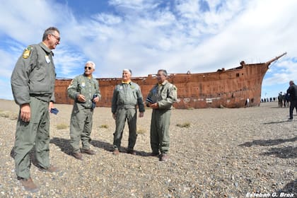 De izquierda a derecha: Los "Halcones" Rinke, Carballo, Carmona y Cachón, frente al Marjory Glen. (foto: gentileza Esteban Gabriel Brea)