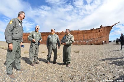 De izquierda a derecha: Los "Halcones" Rinke, Carballo, Carmona y Cachón, frente al Marjory Glen. (foto: gentileza Esteban Gabriel Brea)