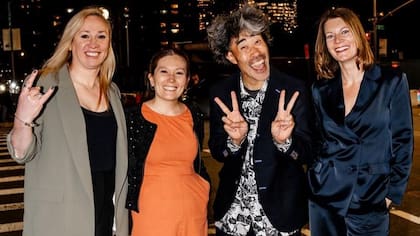 De izquierda a derecha: los productores de la nueva película documental Andee Ryder y Megumi Inman con Nasubi y la directora Clair Titley