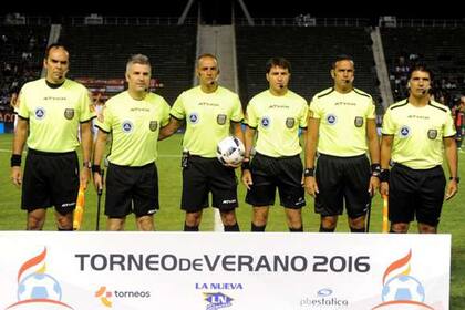 De izquierda a derecha, Sergio Zoratti (asistente), Ramiro López (asistente adicional), Diego Abal (principal), Hector Paletta (cuarto), Ariel Penel (asistente adicional) y Sergio Viola (asistente)