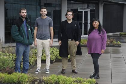 De izquierda a derecha: Luca Bonfante (militante de izquierda), Tomás García (UCR), Agustín Balleti (libertario) y Yanina Aricuri (kirchnerista); el libertario es el único que no participó de la movilización