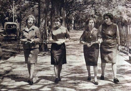 De izquierda a derecha: M. Adela Caría, Elena D. Martínez Fontes, Irene M. Bernasconi y Carmen Pujals, en noviembre de 1968