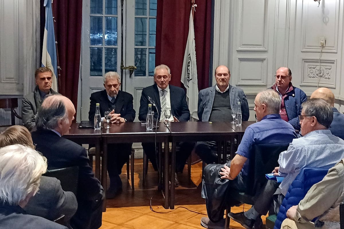 De izquierda a derecha: Marcelo Elizondo, Nicolás Gallo, Atilio Benedetti (moderador), Gustavo Grobocopatel y Jorge Chemes