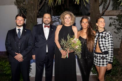De izquierda a derecha: Marco Bocci, cónsul general de Italia en Rosario, Federico y Andrea Garrone, Juana y Ámbar.