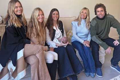 De izquierda a derecha, María Laura, María Eugenia, Catalina con Enzo recién nacido, María Emilia y Horacio