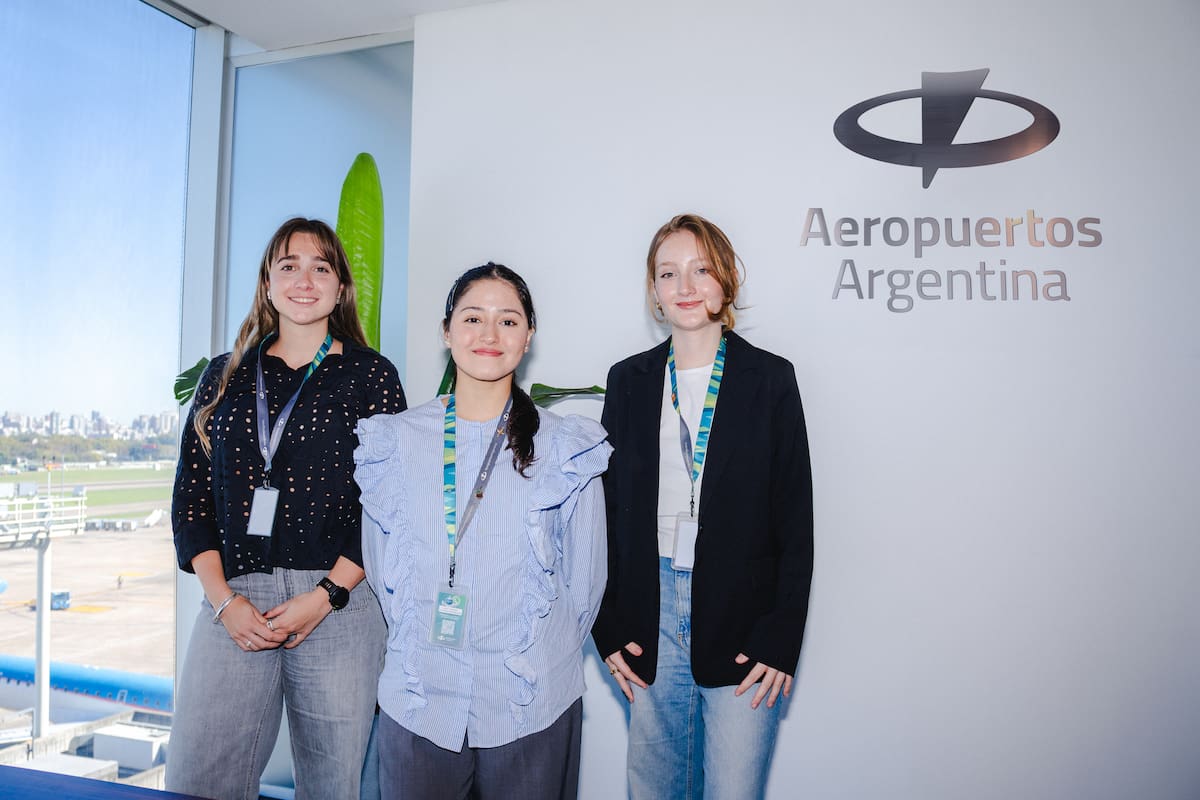 De izquierda a derecha: María Priore, analista de Procesos de Aeropuertos Argentina, Agostina Vischi, asistente de RRHH de Aeropuertos Argentina y Nina Mulhall, gerente de Tráfico y Desarrollo de Rutas de Aeropuertos Argentina.