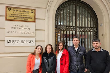 De izquierda a derecha: María Victoria Kodama, Mariana del Socorro Kodama, María Belén Kodama, Matías Kodama y Martín Kodama, herederos del legado Borges-Kodama