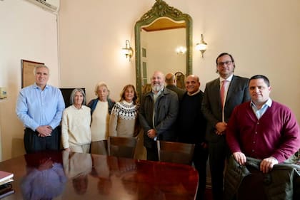De izquierda a derecha, Mariano Ruda Bart, Valeria Saenz de Zumaran, Angelica Riglos de Gowland, Ana Garzon Maceda de Mc Donough, Matias Jorba, Mariano Massano, Mario Olano Melo y Cesar Obiglio, autoridades de las asociaciones civiles Damas de la Misericordia y Colegio San Tarsicio