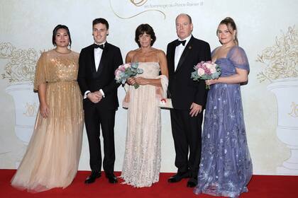 De izquierda a derecha, Marie Chevallier y su marido Louis Ducruet; Estefanía, el príncipe Alberto y Camille Gottlieb. El vestido que eligió Estefanía es un diseño lencero que ya había usado para acompañar a su padre, Raniero III, a una gala monegasca.
