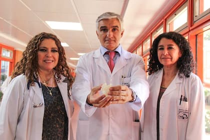De izquierda a derecha: Marisa Di Santo (jefa de Cardiología), Pablo García Delucis (jefe de Cirugía Cardiovascular) y Alejandra Villa (cardióloga, directora ejecutiva del Hospital Garrahan).
