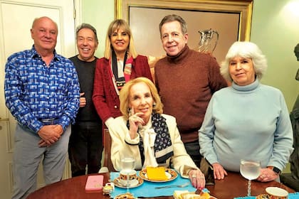 De izquierda a derecha: Martín Cabrales, Alejandro Veroutis, Teté Coustarot, Mirtha, Héctor Vidal Rivas y Amalia Idoyaga Molina