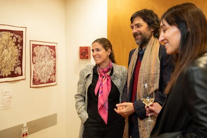 De izquierda a derecha: Martina Brocca, Andrés de Ganay y Victoria Stacco, la mujer del artista Lucas Pertile.