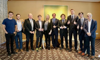 De izquierda a derecha: Mat Travizano, un inversor argentino relacionado con la tecnología; Demian Reidel, jefe de asesores del Presidente; el embajador argentino en EE. UU., Gerardo Werthein; Sam Altman, CEO de OpenAI; Karina Milei; Trevor Traina, exdiplomático y hoy parte de Worldcoin; Javier Milei; Alex Blania, el CEO de Tools for Humanity (Worldcoin); Martín Mazza, un ejecutivo de Worldcoin para América Latina; y Luis Caputo, Ministro de Economía