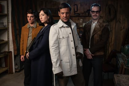 De izquierda a derecha: Matías Recalt como Acosta, Camila Peralta como Julieta Melo, Rodrigo de la Serna como Aníbal Gordon y Matías Mayer como Giovenco