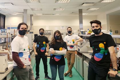De izquierda a derecha, Mauricio Braia (cofundador); Emiliano Vilardo, ingeniero en alimentos; Emilia Mazza, biotecnóloga; Mariano Di Rubbo, genetista; y Ricky Cassini, cofundador